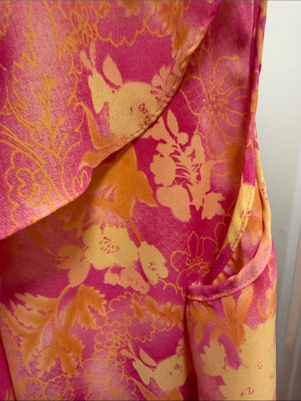 Label and neckline of a women's top - Picture 3 of 4